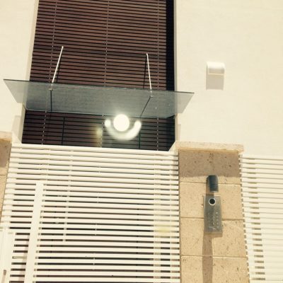 גגון זכוכית מחוסמת