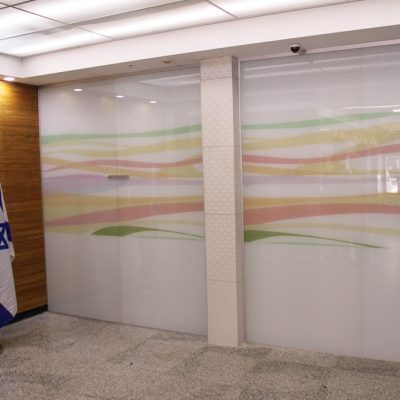 דלת זכוכית למשרד עם הדפס